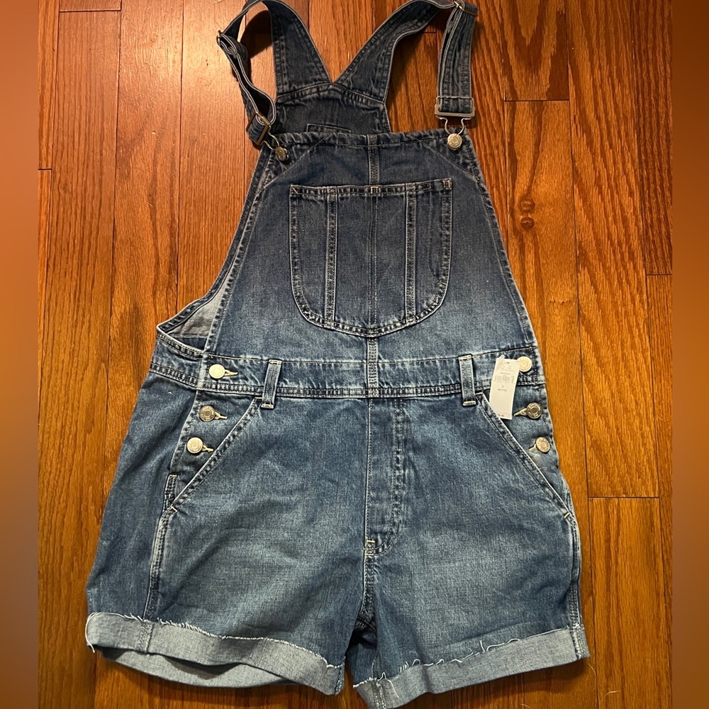 Gap denim overall shorts. Size Small Petite. Relaxed fit . NWT.